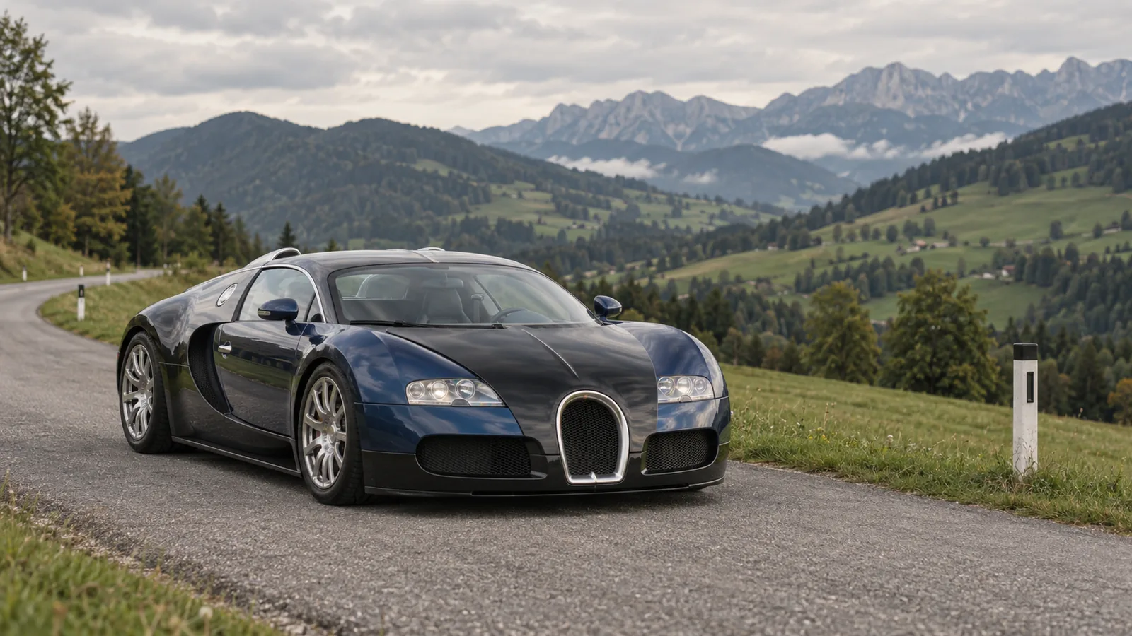 Dunkelblau-schwarzer Bugatti Veyron 16.4 auf einer Landstraße in der Steiermark