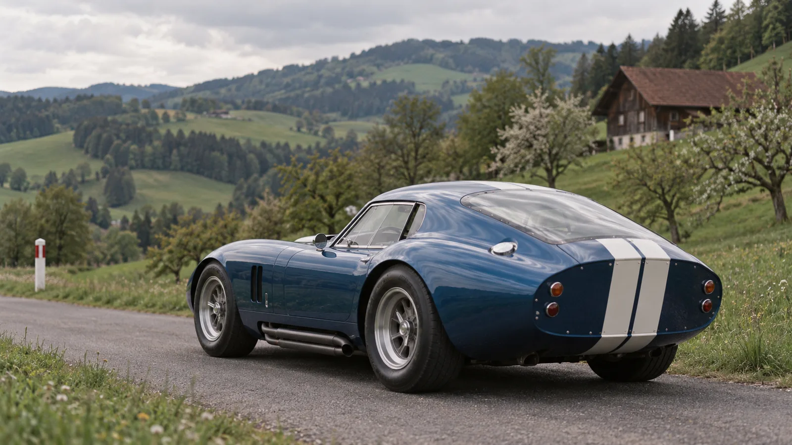 Shelby Cobra Daytona Coupé in Blau mit weißen Streifen, Kamm-Heck, auf einer Landstraße in der Steiermark