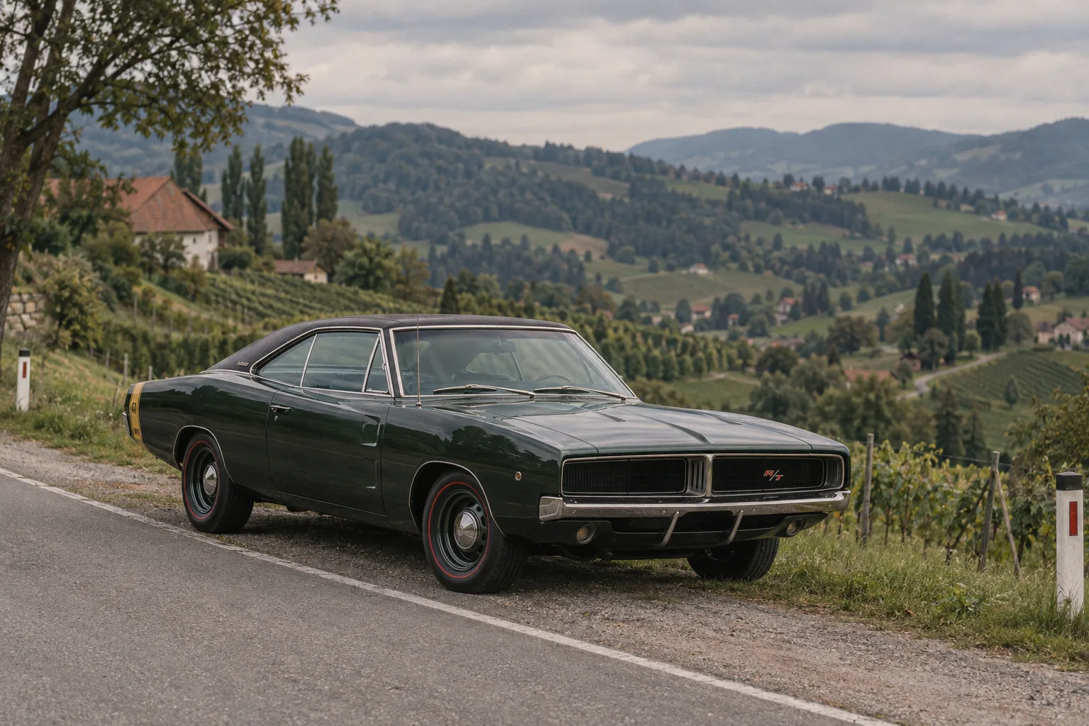 Dunkelgrüner Dodge Charger R/T von 1969 an einer Landstraße zwischen Weinbergen in der Steiermark