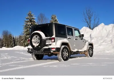 Geländewagen im Winter