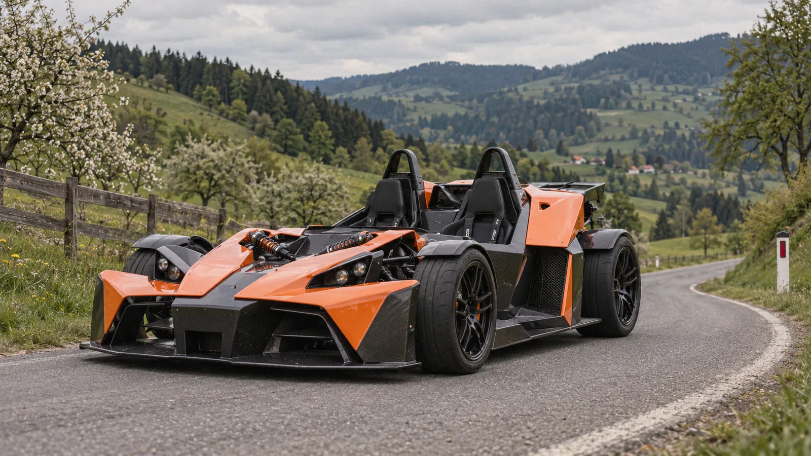 Orangefarbener KTM X-Bow ohne Dach und Windschutzscheibe auf einer Landstraße in der Steiermark