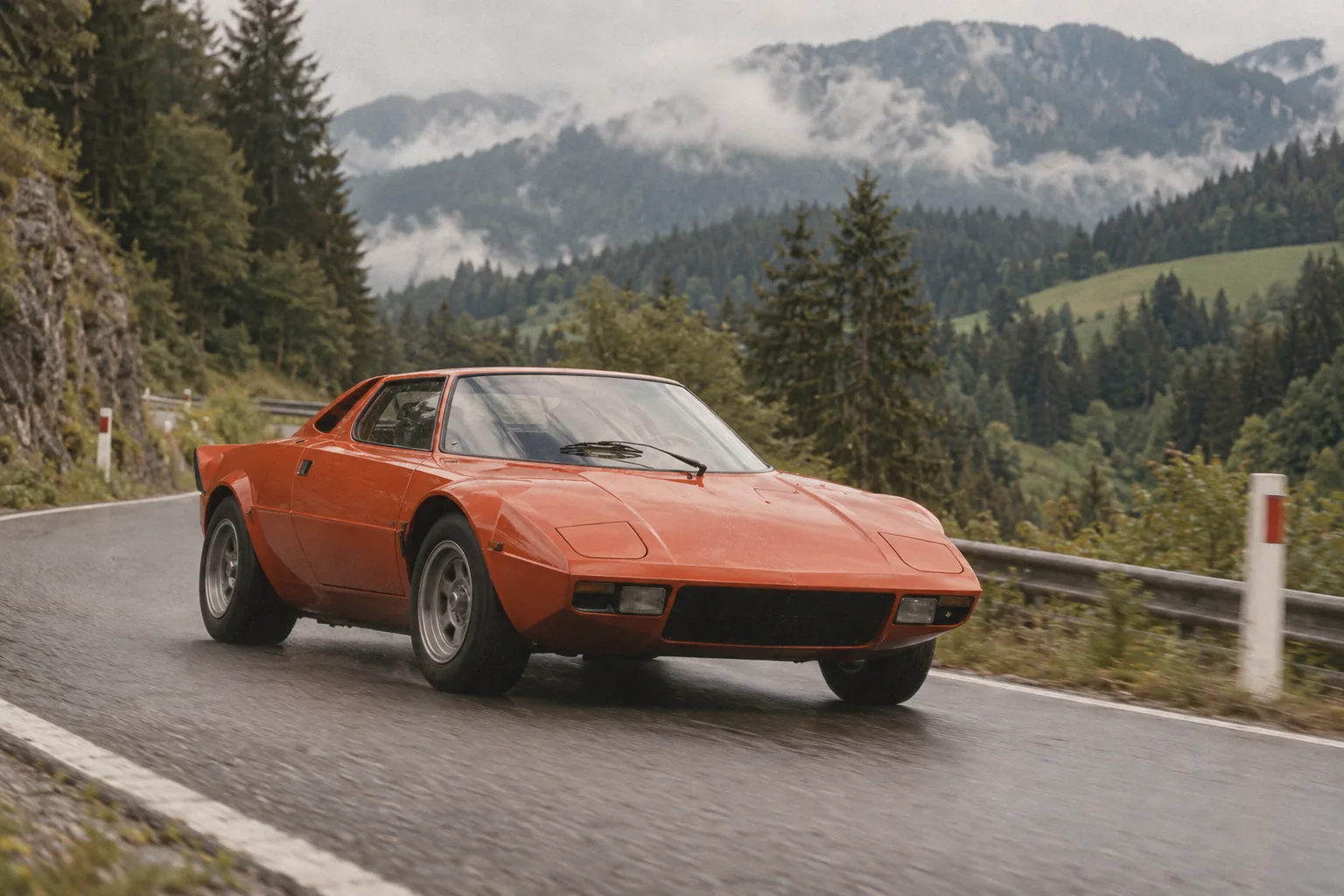 Orangeroter Lancia Stratos HF auf einer Passstraße in der Steiermark