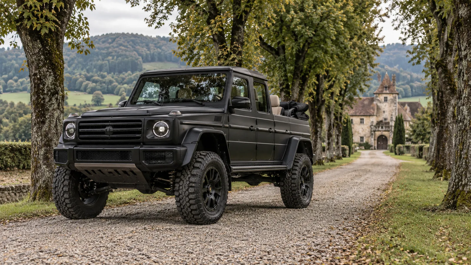 Mattschwarzer Mercedes-Maybach G 650 Landaulet mit offenem Fonddach auf einer Allee vor einem steirischen Schloss