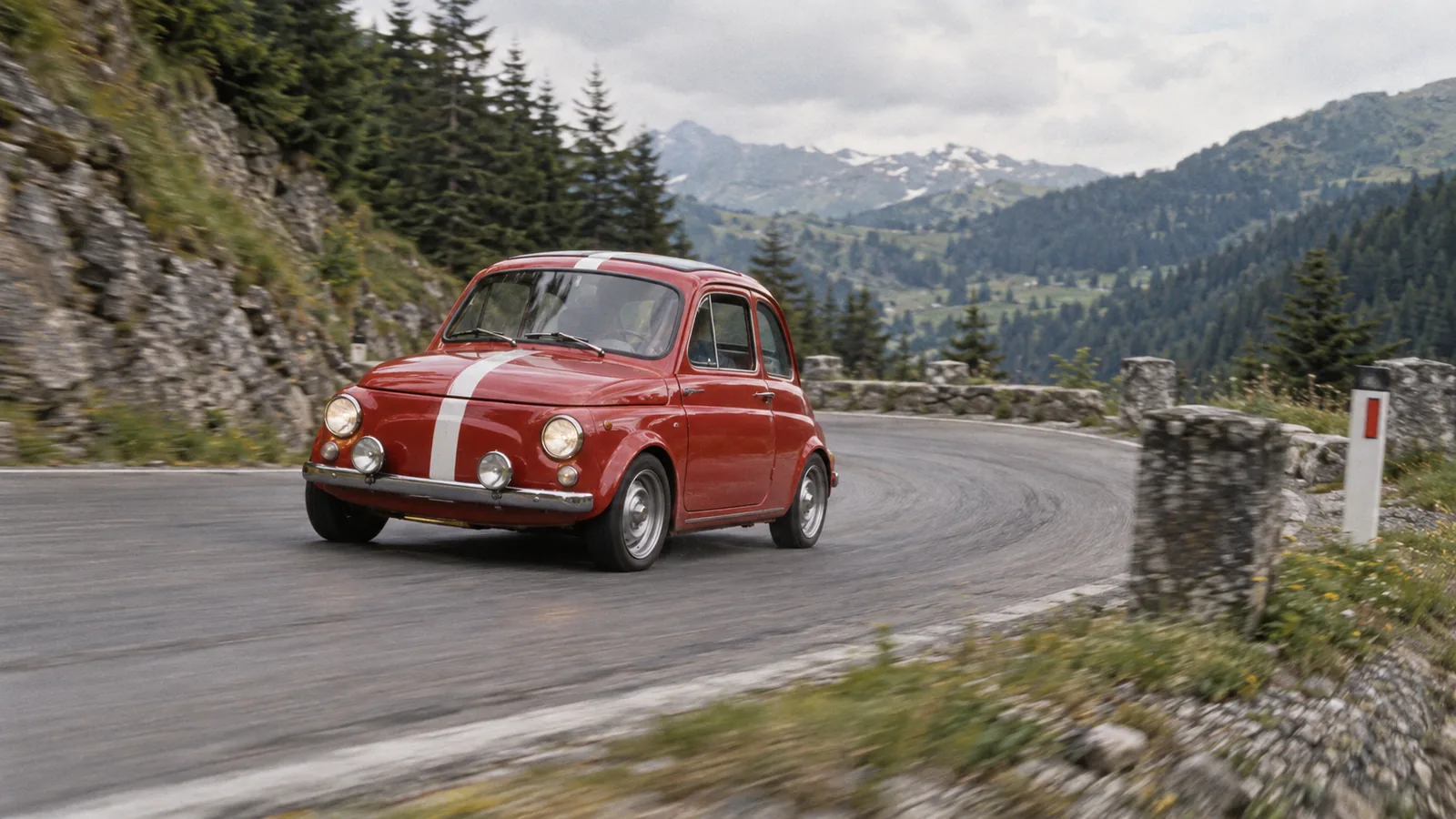 Roter Steyr-Puch 650 TR mit weißem Streifen und zwei Zusatzscheinwerfern in einer Kehre einer Passstraße in der Steiermark